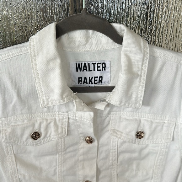 Walter Baker
Tressa Crop Denim Jacket size large - Picture 7 of 10